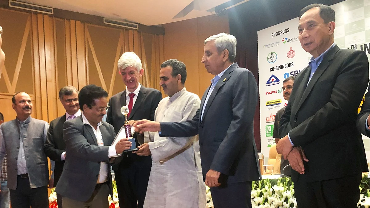 केंद्रीय मत्स्यव्यवसाय, पशुसंवर्धन आणि दुग्धव्यवसाय मंत्री डॉ. संजीव कुमार बलियान यांच्या हस्ते ‘इंडिया अॅग्रीबिझनेस अवॉर्ड्स 2022’पुरस्कार स्वीकारताना कंपनीचे वरिष्ठ शास्त्रज्ञ डॉ. बी.के. यादव व व्यासपीठावर मान्यवर