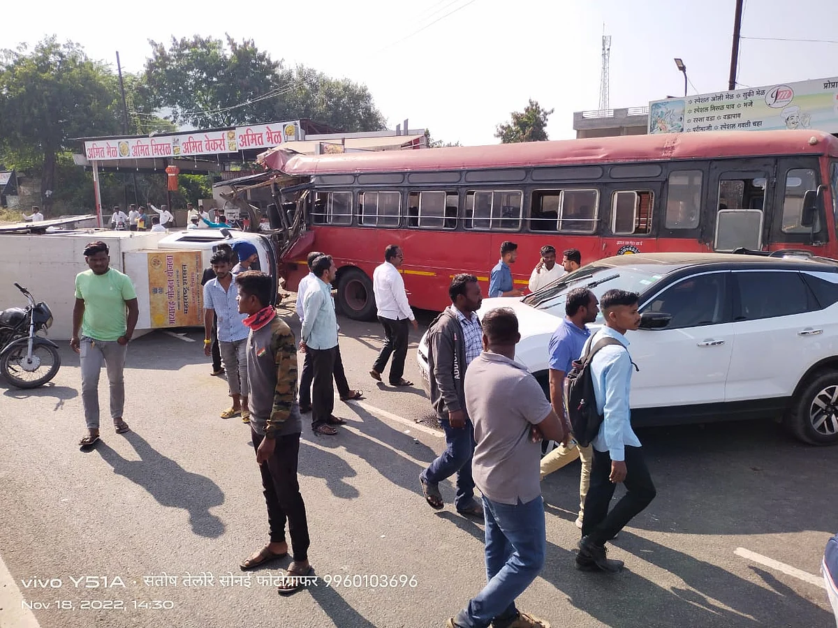 पांढरी पुलावर पाच गाड्यांचा विचित्र अपघात, अनेक जखमी