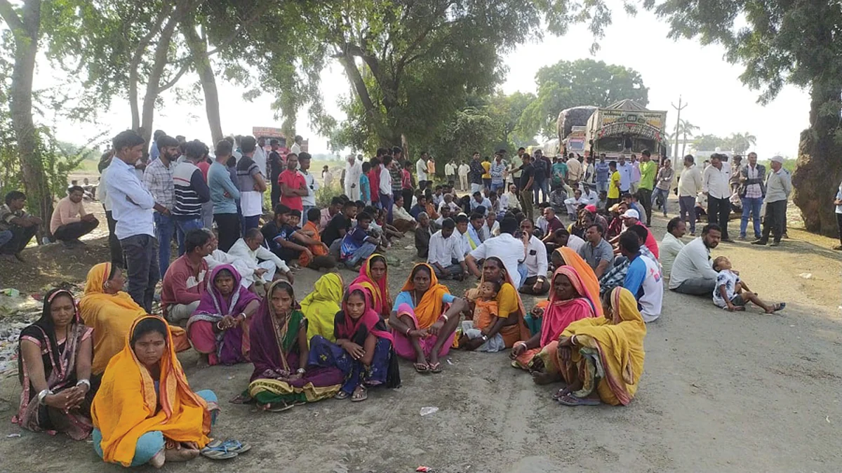 रस्त्याच्या दुरुस्तीसाठी गावकर्यांचे रास्ता रोको आंदोलन