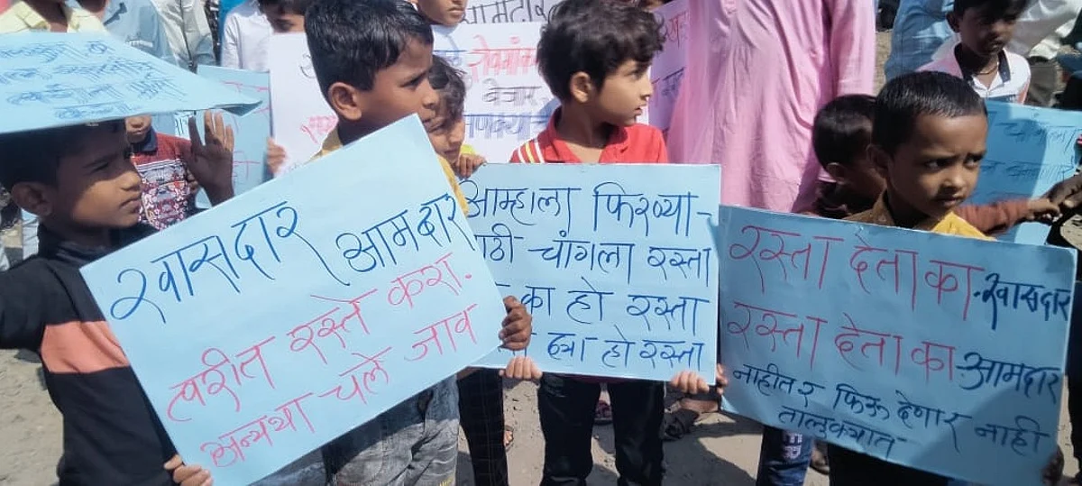 आम्हाला फिरण्यासाठी शेवगावमधील रस्ते करा हो...