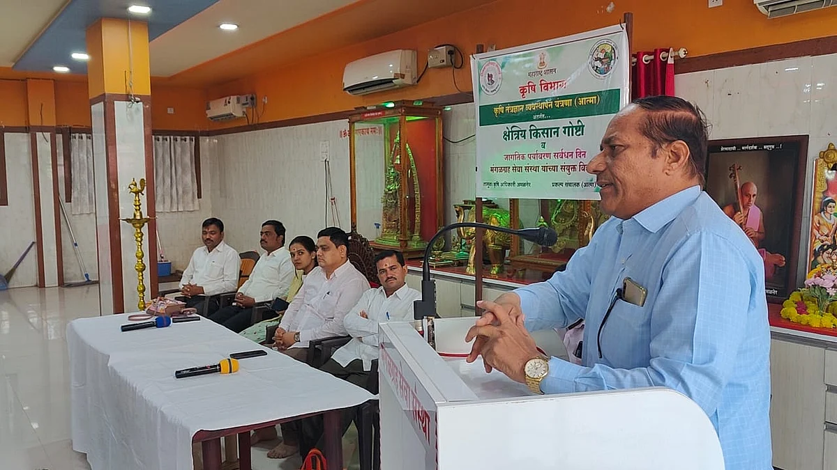 प्रशिक्षण वर्गात मार्गदर्शन करताना दादाराव जाधवर