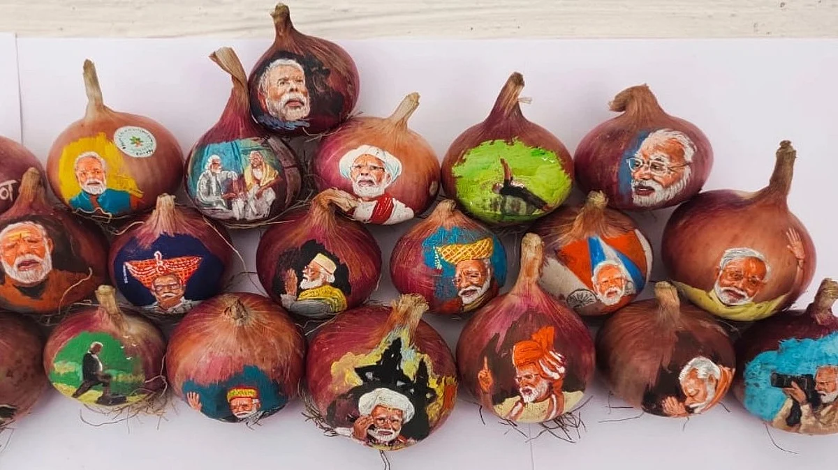 जिल्ह्यातील शेतकऱ्याने २१ कांद्यांवर मोदींचे चित्र काढत नोंदवला निषेध