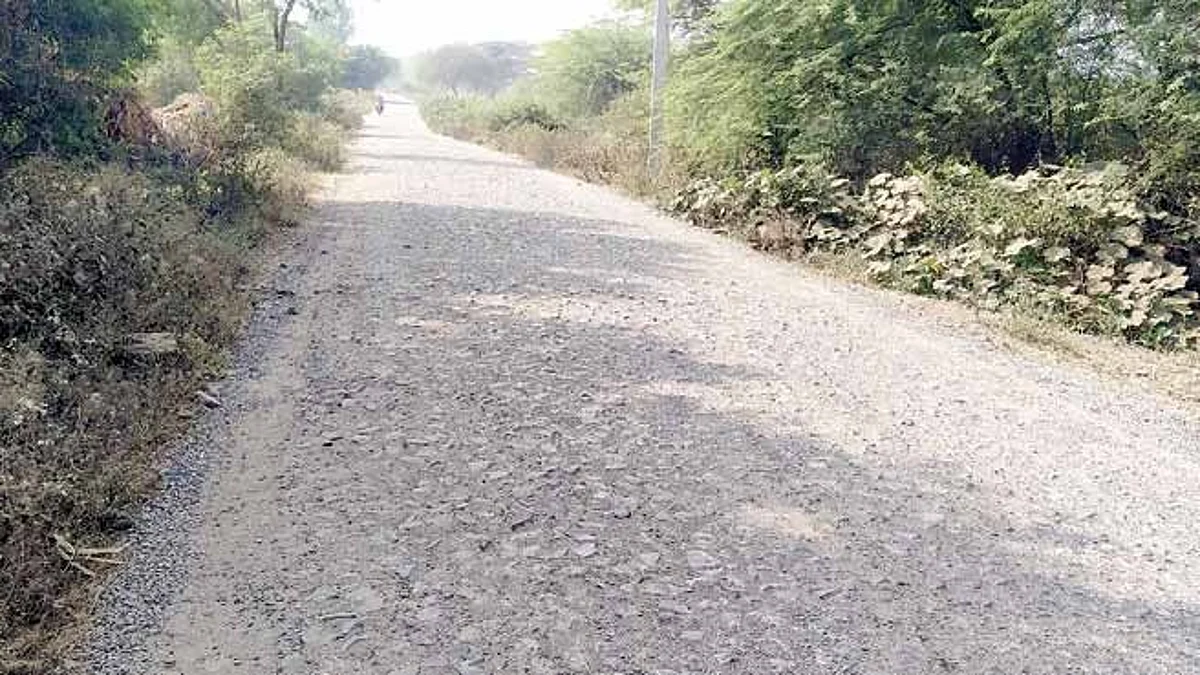 चक्क काळी माती टाकून खड्डे बुजवले