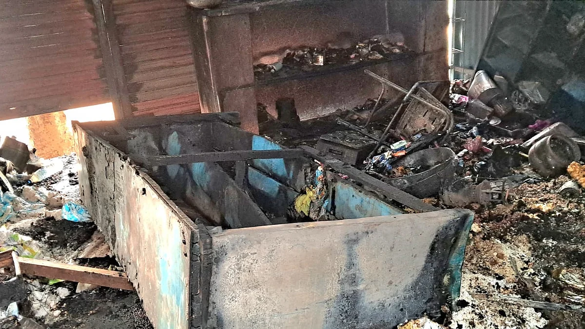 किराणा दुकानाला आग; किराणामालासह फर्निचर जळून खाक