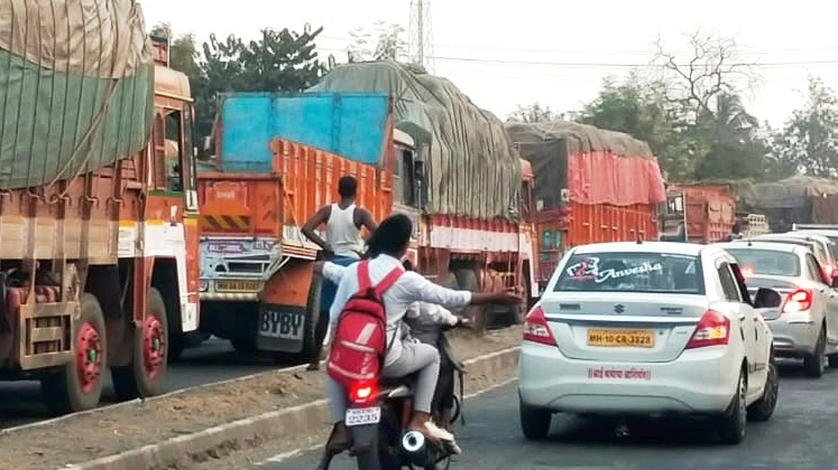 ट्रॅफीकमुळे कोल्हारचा पूल सदा न् कदा जाम