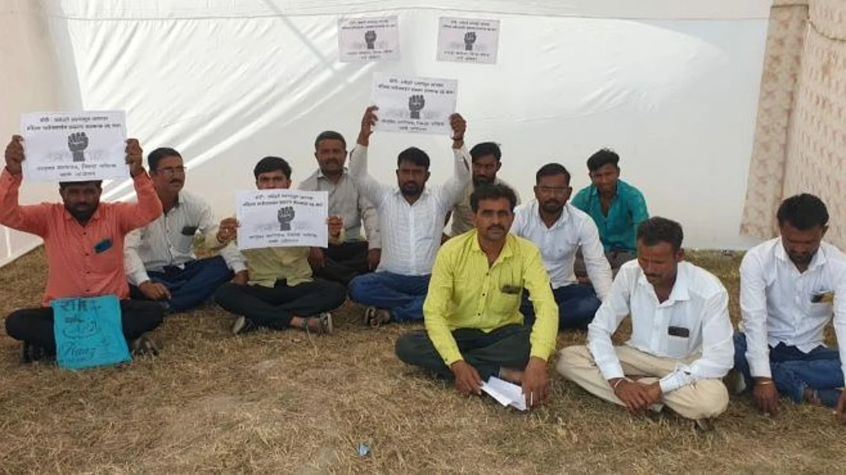 'या' मागणीसाठी विधानभवनासमोर संतप्त शेतकर्यांची निदर्शने