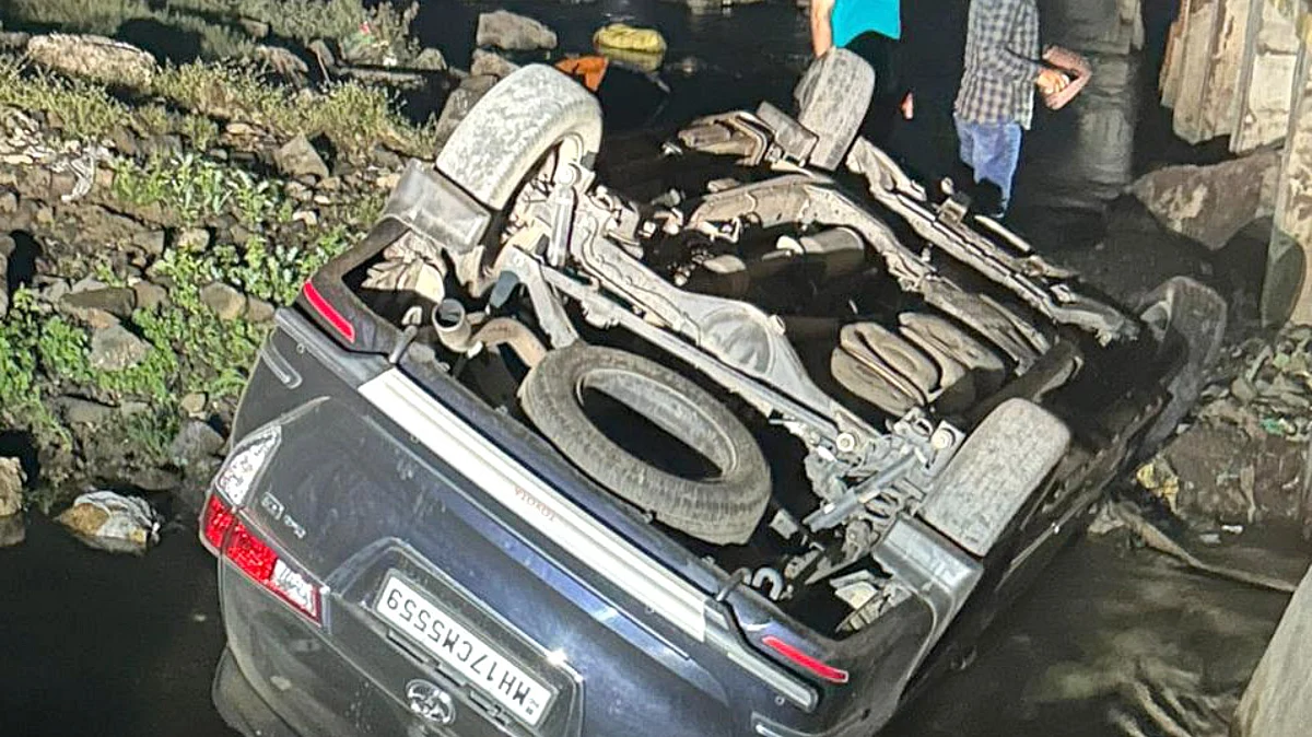 भरधाव वेगाने जाणारी कार पुलावरुन कोसळली