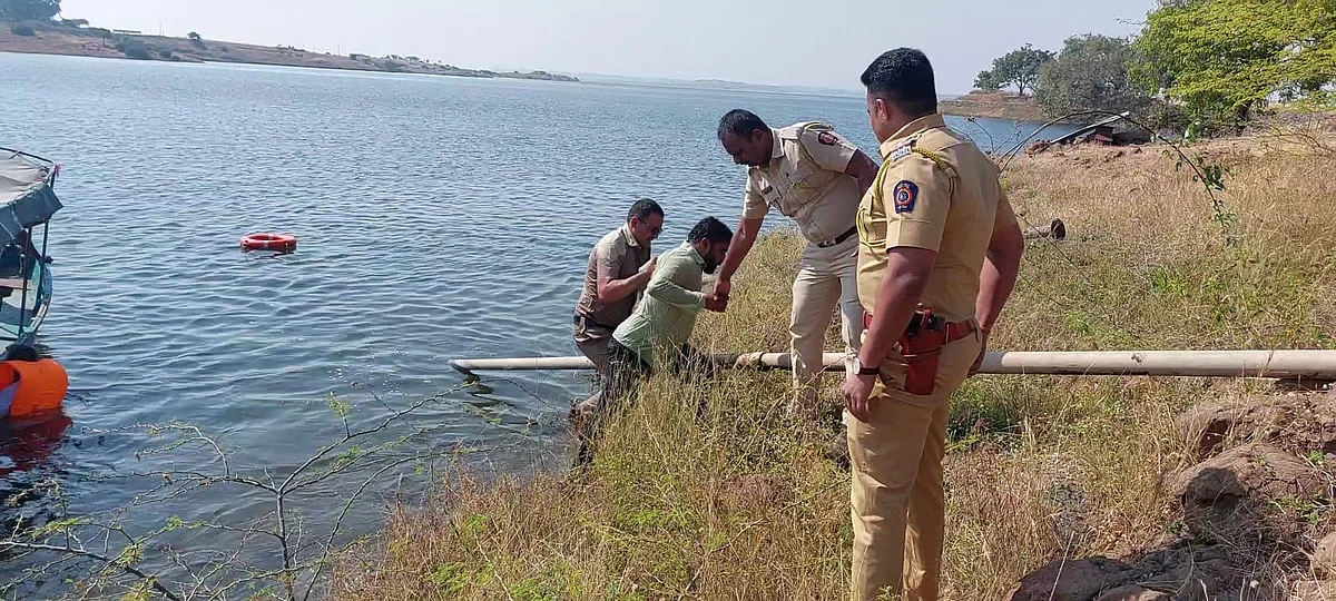 मुळा धरणामध्ये आंदोलकांचे उड्या घेऊन जलसमाधी आंदोलन; पोलिसांनी हस्तक्षेप केल्याने अनर्थ टळला