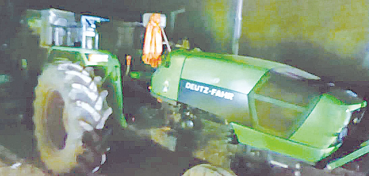 तलाठी पथकाला दमदाटी, वाळूचा ट्रॅक्टर पळविला