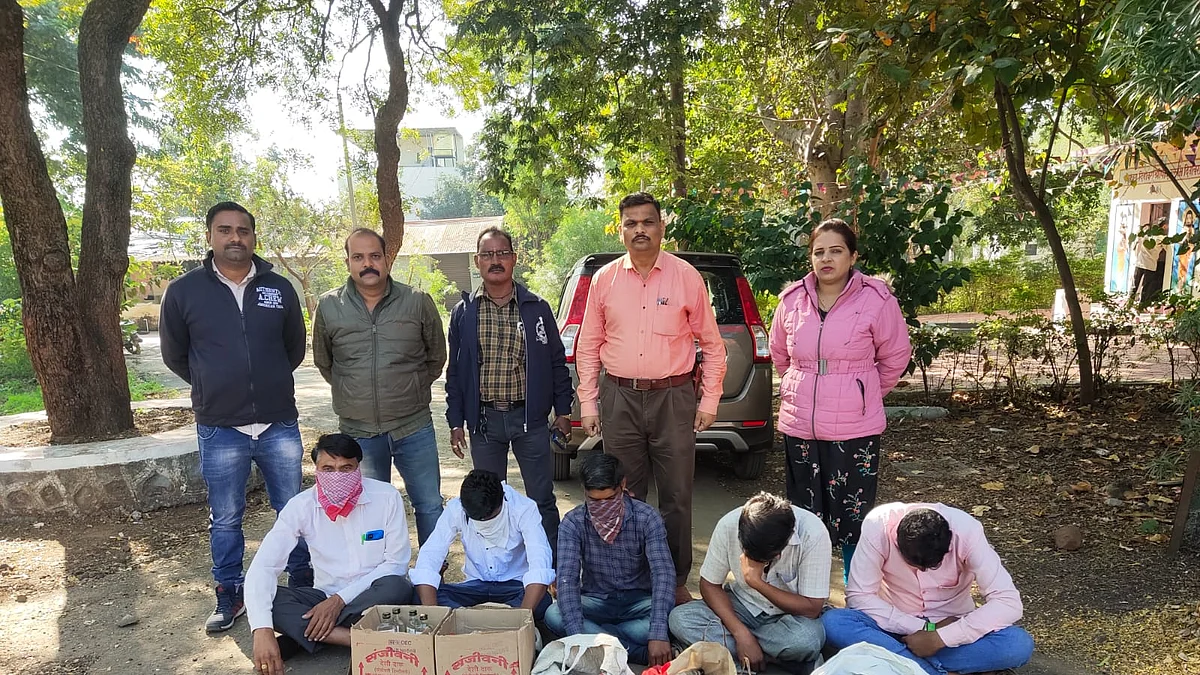 अकोलेत अवैध दारू विक्रेत्यांवर राज्य उत्पादन विभागाची कारवाई