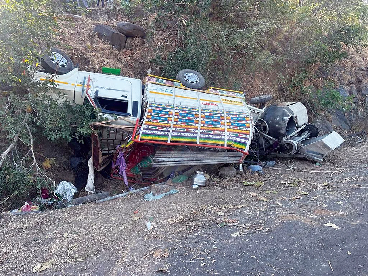 खोकसा घाटात मिक्सर मशिन उलटल्याने दोन महिला मजूरांचा जागीच मृत्यू