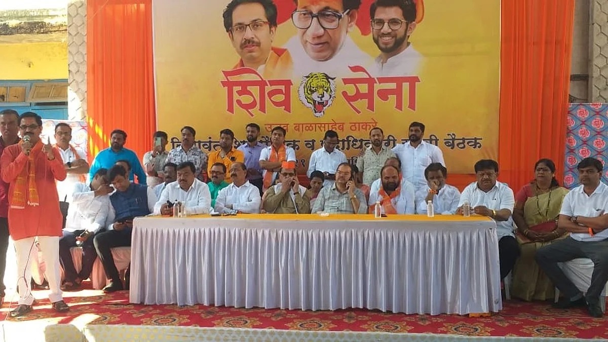 गद्दारांना शिवसैनिक धडा शिकवतील; सेना नेत्यांचा इशारा