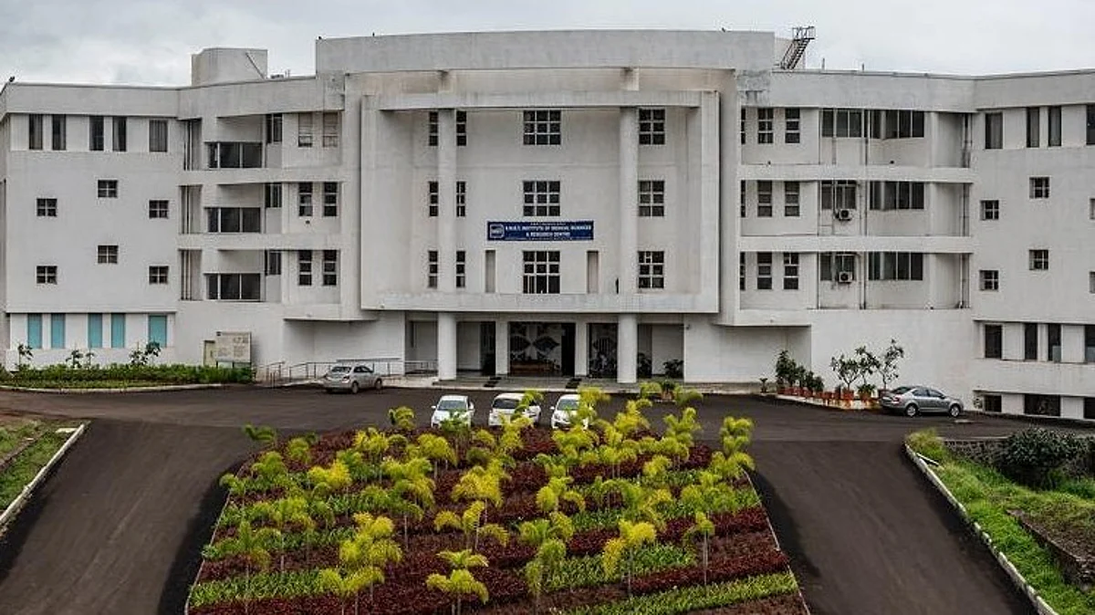 Nashik : मेडिकल कॉलेजमधील विद्यार्थ्यांसह कर्मचाऱ्यांना अन्नातून विषबाधा