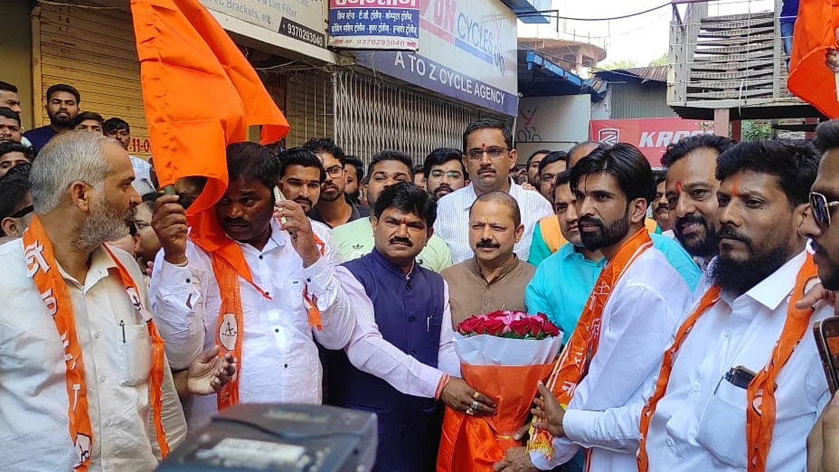 शेकडो कार्यकर्त्यांचा शिंदे गटात प्रवेश