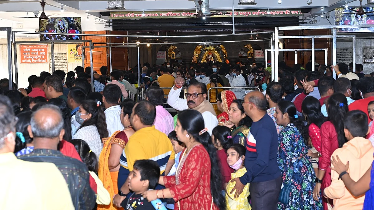नाताळ सुट्टीत शिर्डीत लाखो भाविकांची गर्दी