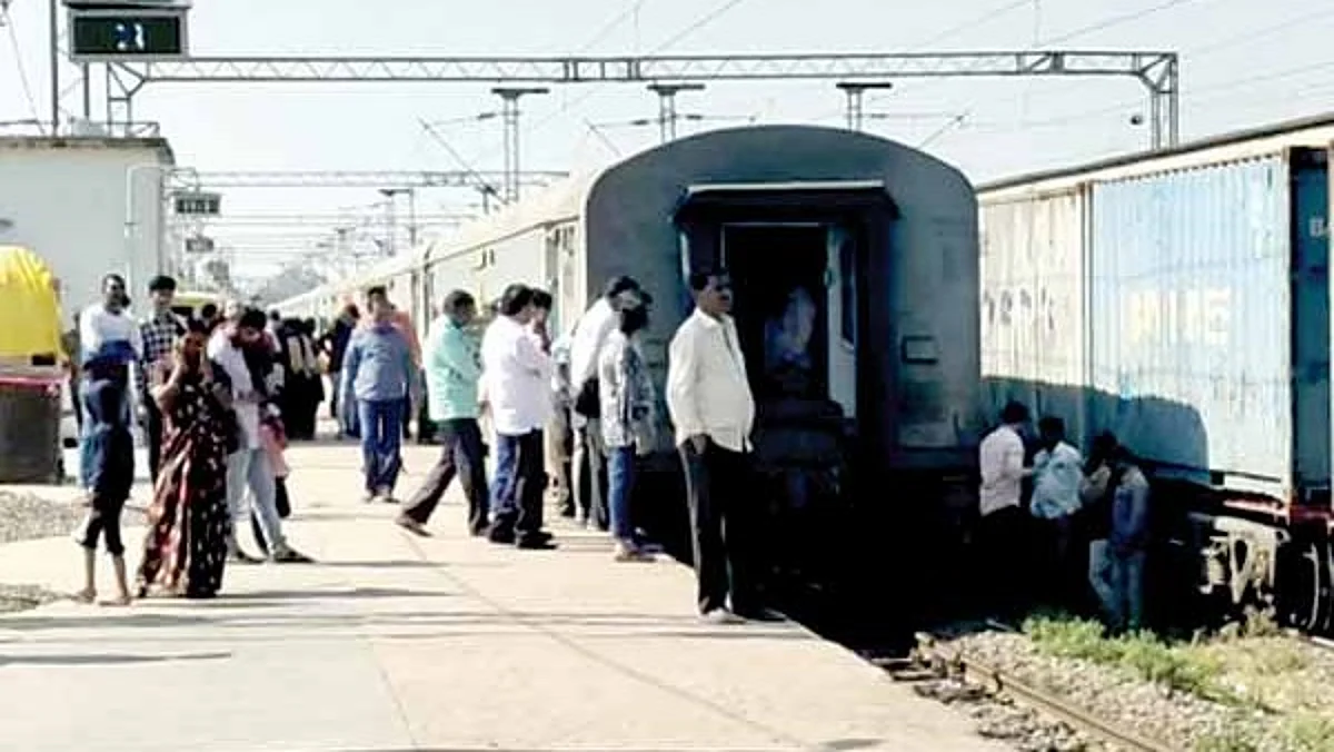 जनशताब्दी एक्सप्रेसची कपलिंग तुटली; सुदैवाने अनर्थ टळला