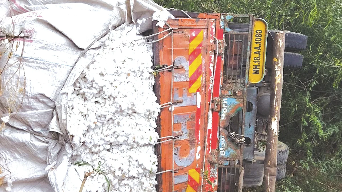 कापसाचा ट्रक पलटी होवून मजूर ठार