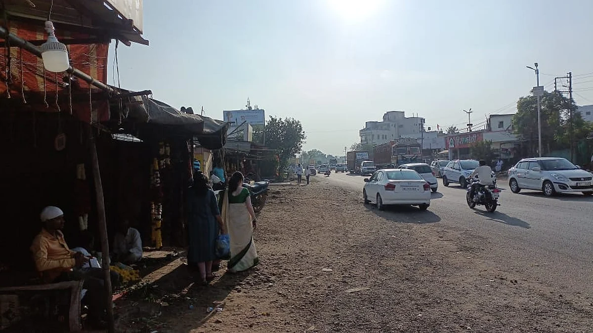सुप्यात महामार्गावरील अतिक्रमणे व्यावसायिकांनी स्वत:हून काढली
