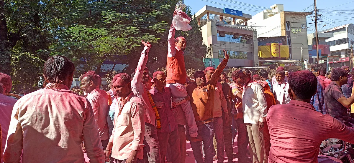 भाटखेडा सरपंचपदाच्या विजया नंतर जल्लोष करतांना विजयी उमेदवारांचे समर्थक
