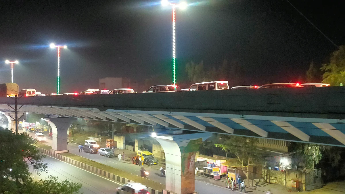 उड्डाणपुलावर वाहनांच्या रांगा; कायनेटीक चौकातील वाहतूक कोंडीचा परिणाम
