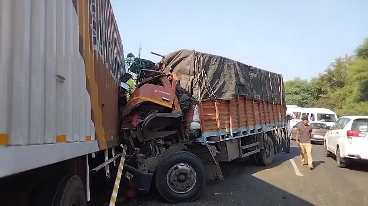कोपरगाव शहरालगत कंटेनर व ट्रकची समोरासमोर धडक