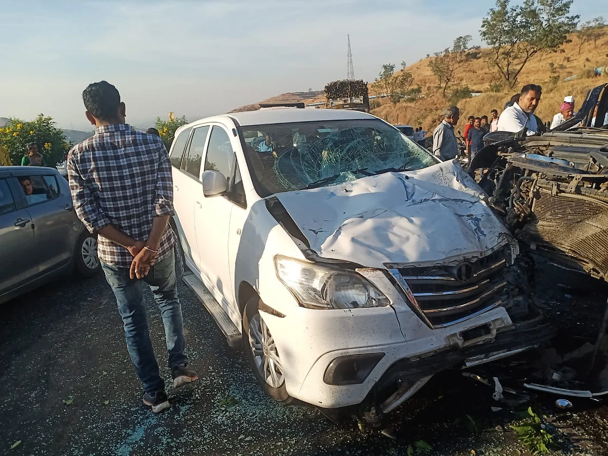 मोहदरी घाटात तीन वाहनांचा विचित्र अपघात