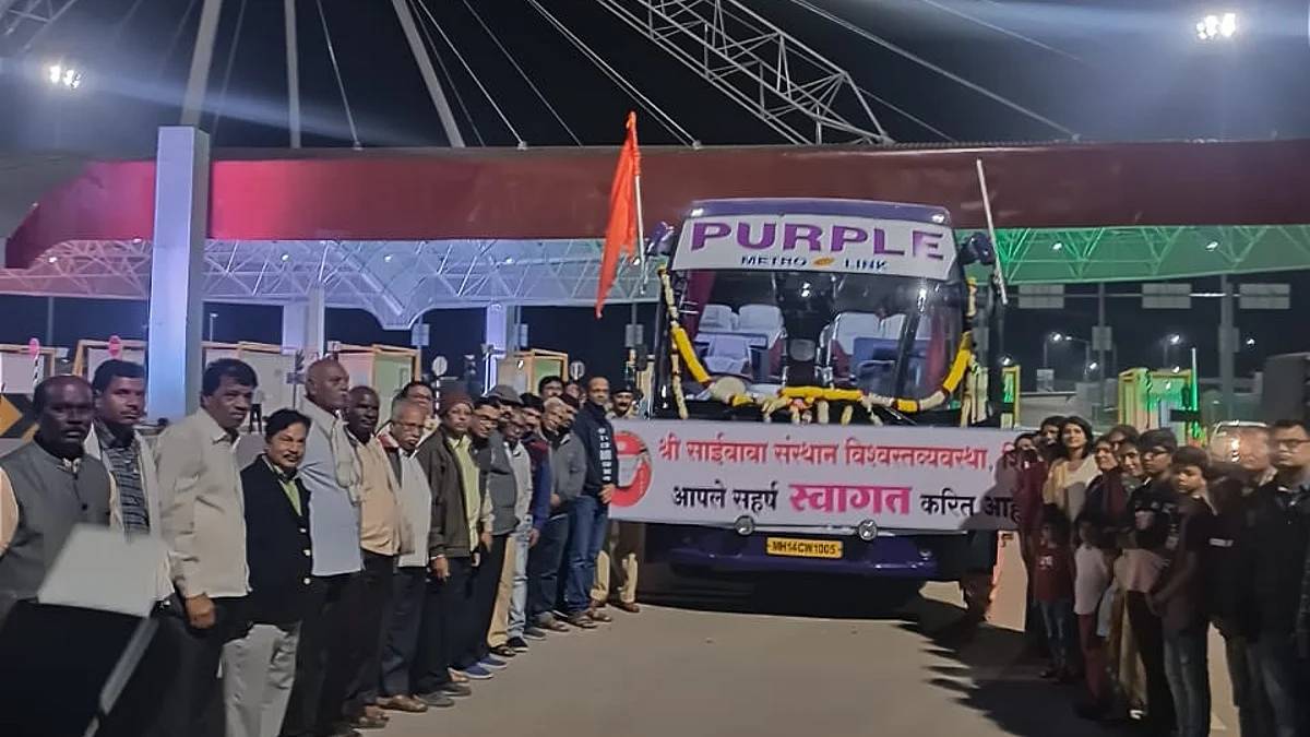 पहिल्या बसमधील प्रवाशांचे साईबाबा संस्थानकडून स्वागत