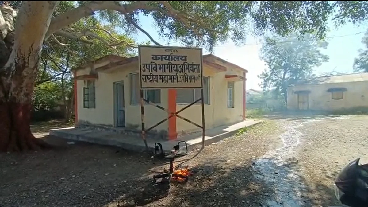 आ. निलेश लंकेचे आंदोलन चिघळलं; उपअभियंत्यांची खुर्ची जाळली