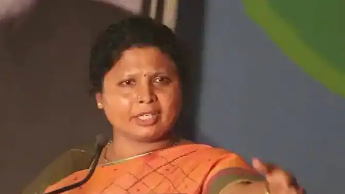नशीब देवेंद्र फडणवीस यांचा फोटो छापण्याची मागणी केली नाही