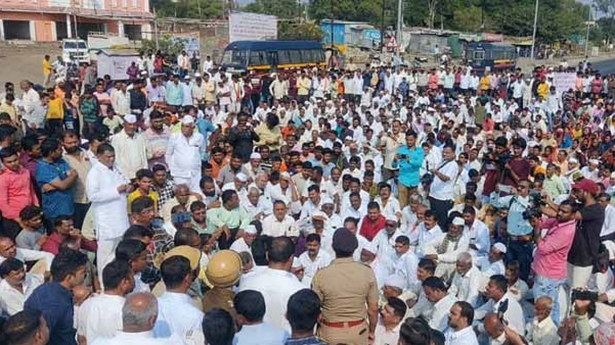 संतप्त शेतकर्यांसह ग्रामस्थांचे आंदोलन