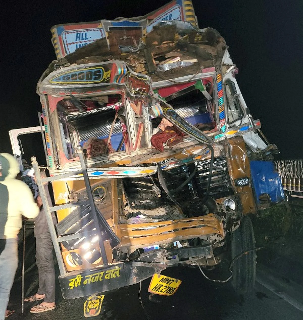 गतीरोधकाचा अंदाज न आल्याने ट्रक दुभाजकावर आदळला