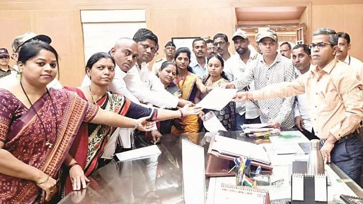 बोगस आदिवासीना संरक्षण देणार्या सरकारचा निषेध; आदिवासी समाजातर्फे जिल्हाधिकाऱ्यांना निवेदन