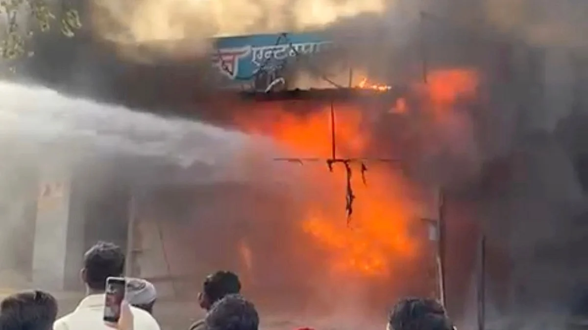 शेती साहित्याच्या दुकानाला आग