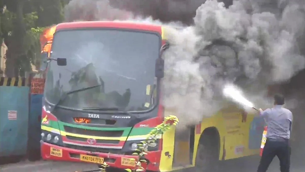 VIDEO : मुंबईत बसला अचानक आग; प्रसंगावधान राखत प्रवासी उतरल्याने मोठा अनर्थ टळला