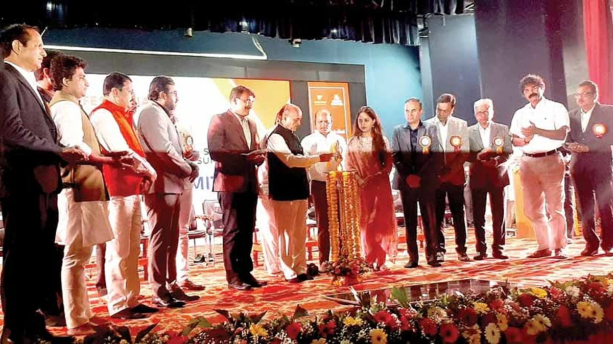 स्मार्ट हार्डवर्क, प्रामाणिकपणा, जिद्द त्रिसूत्रीचा अवलंब करावा