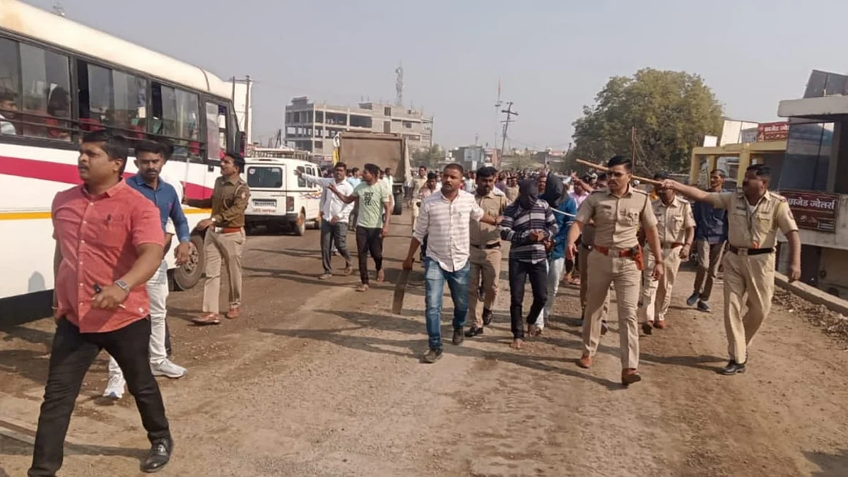 पोलिसावर प्राणघातक हल्ला करणाऱ्या गुंडांची पोलिसांनी काढली धिंड
