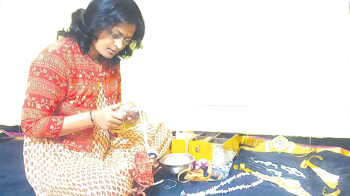 हलव्यांच्या दागिण्यांचा विदेश प्रवास .... काय आहे प्रकरण वाचलेच पाहिजे....