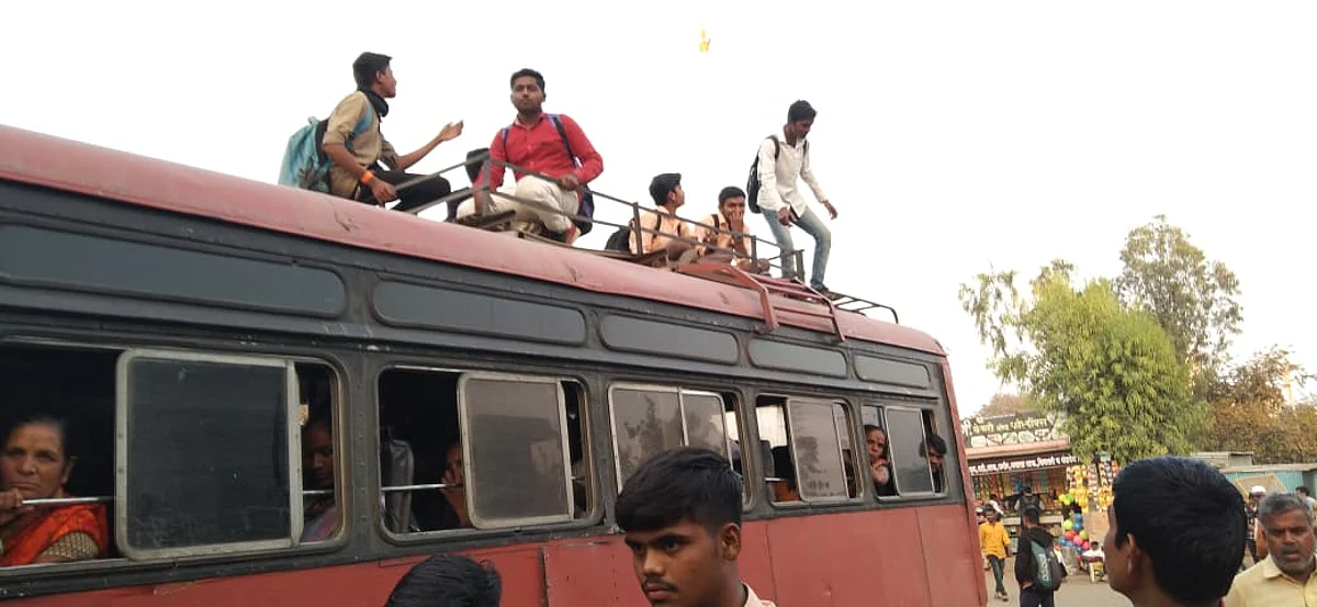 बसच्या टपावर चढत राज्य परिवहन महामंडळाचा विद्यार्थ्यांकडून निषेध