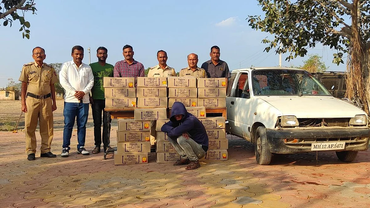 देशी दारूची बेकायदेशीर वाहतूक करणाऱ्यास अटक; तब्बल एक लाख ७४ हजाराचा मुद्देमाल जप्त