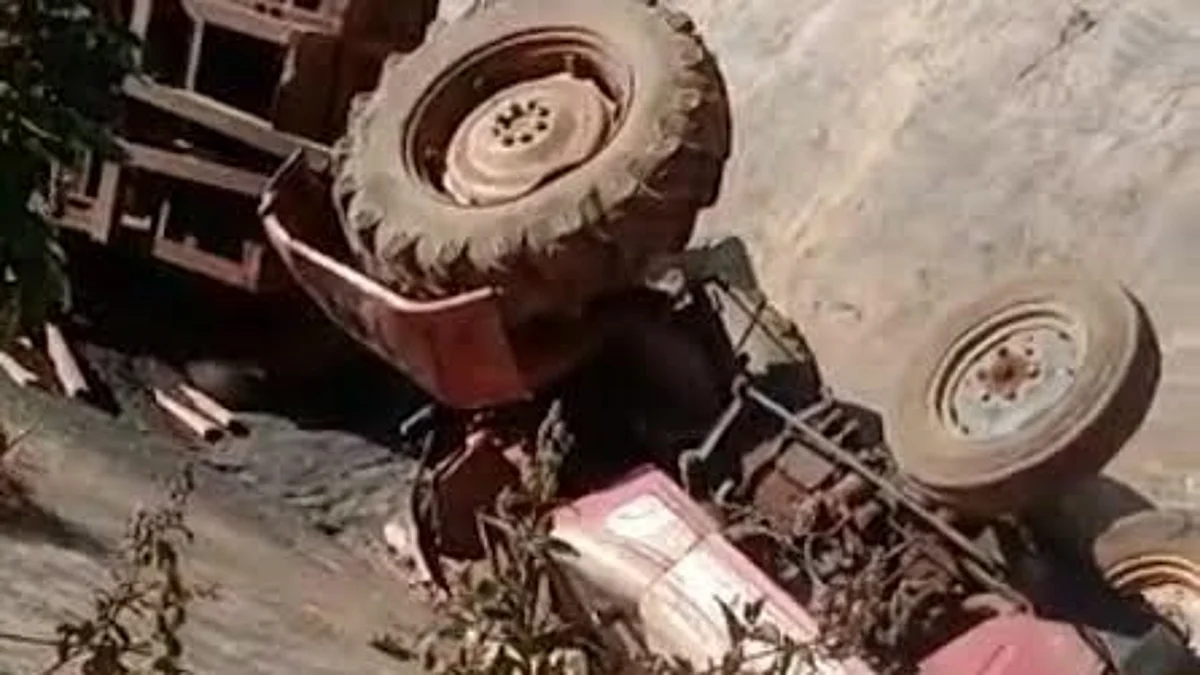मजुरांना घेऊन जाणारा ट्रॅक्टर उलटला; १० जखमी