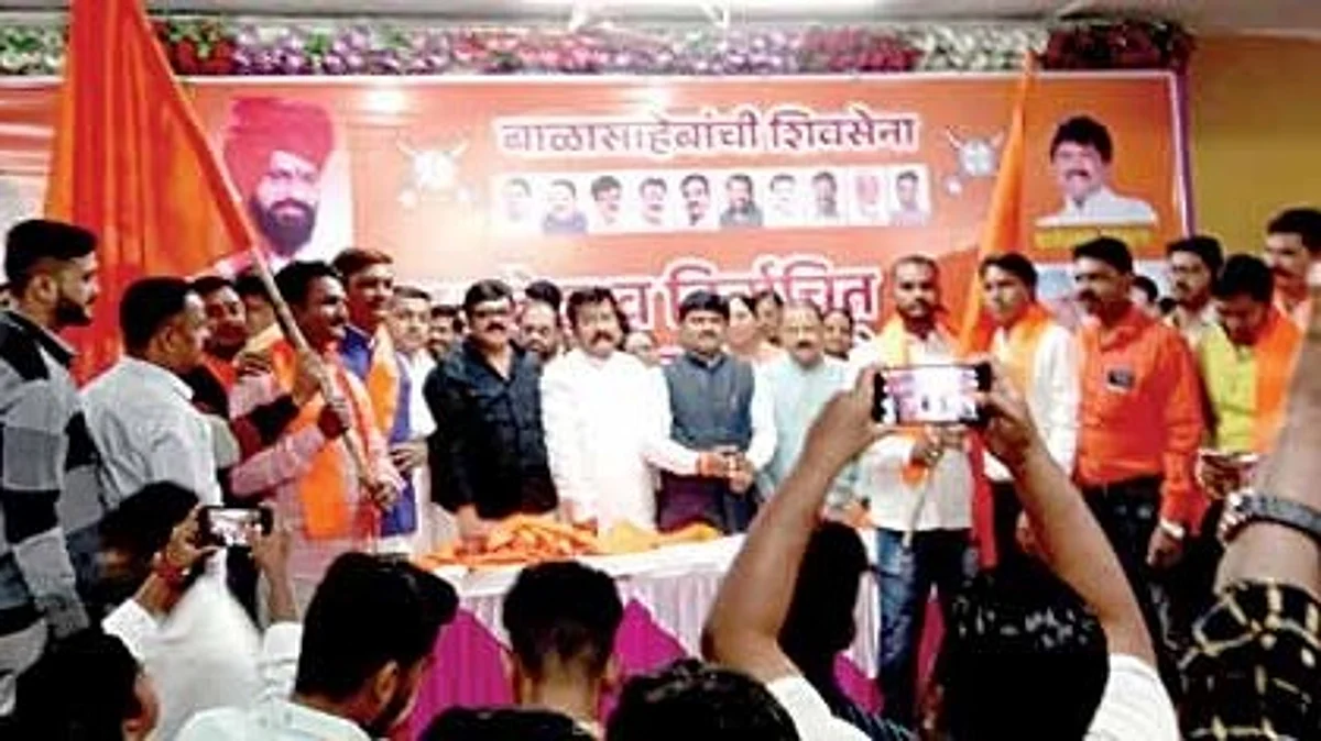शेकडो कार्यकर्त्यांचा शिंदे गटात प्रवेश