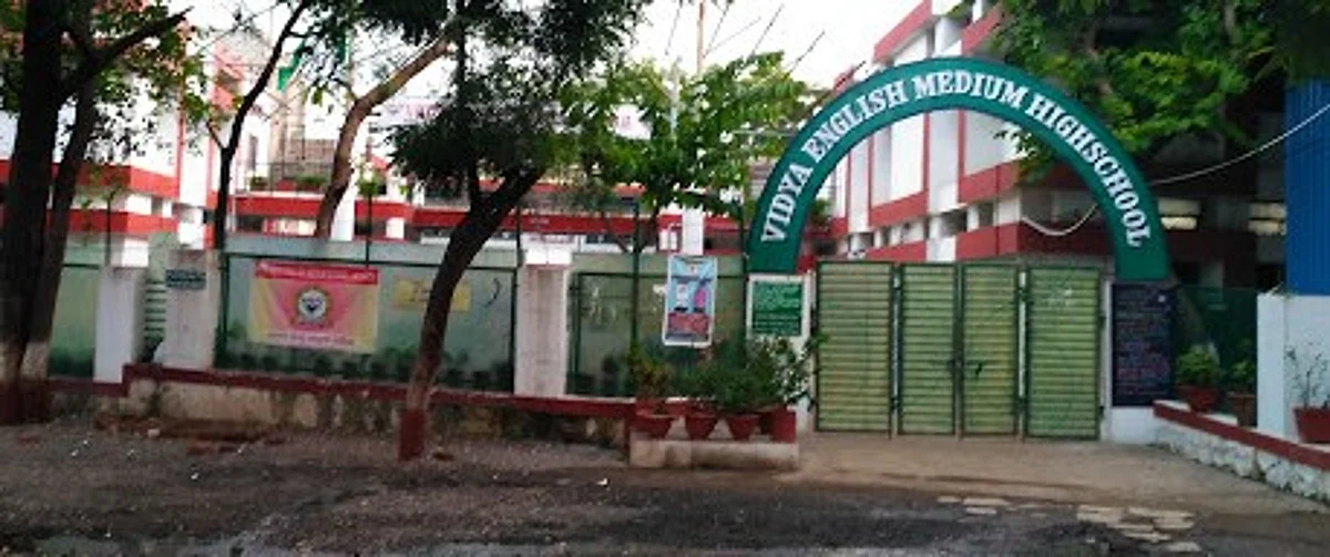 शाळेची फी न भरल्याने ‘या’ शाळेने विद्यार्थ्यांना थंडीत बसवले वर्गाबाहेर
