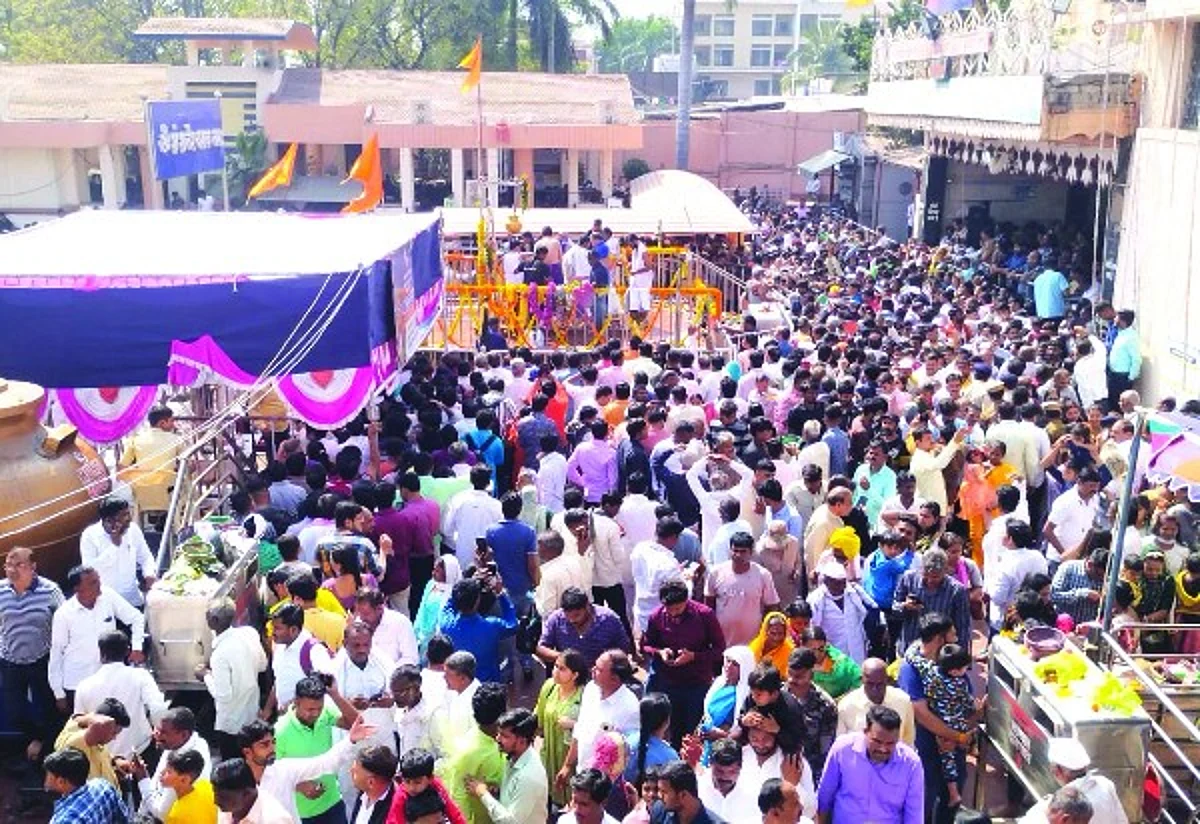 शिंगणापूरात शनीचरणी 7 लाख भाविक