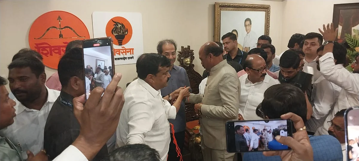 नाशकात भाजपला 'दे धक्का'; माजी नगरसेवकासह अनेकांचा ठाकरे गटात प्रवेश