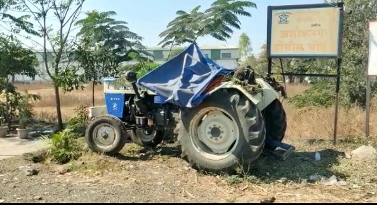 चारीत ट्रॅक्टर उलटला दोघांचा मृत्यू, बाळ बचावले