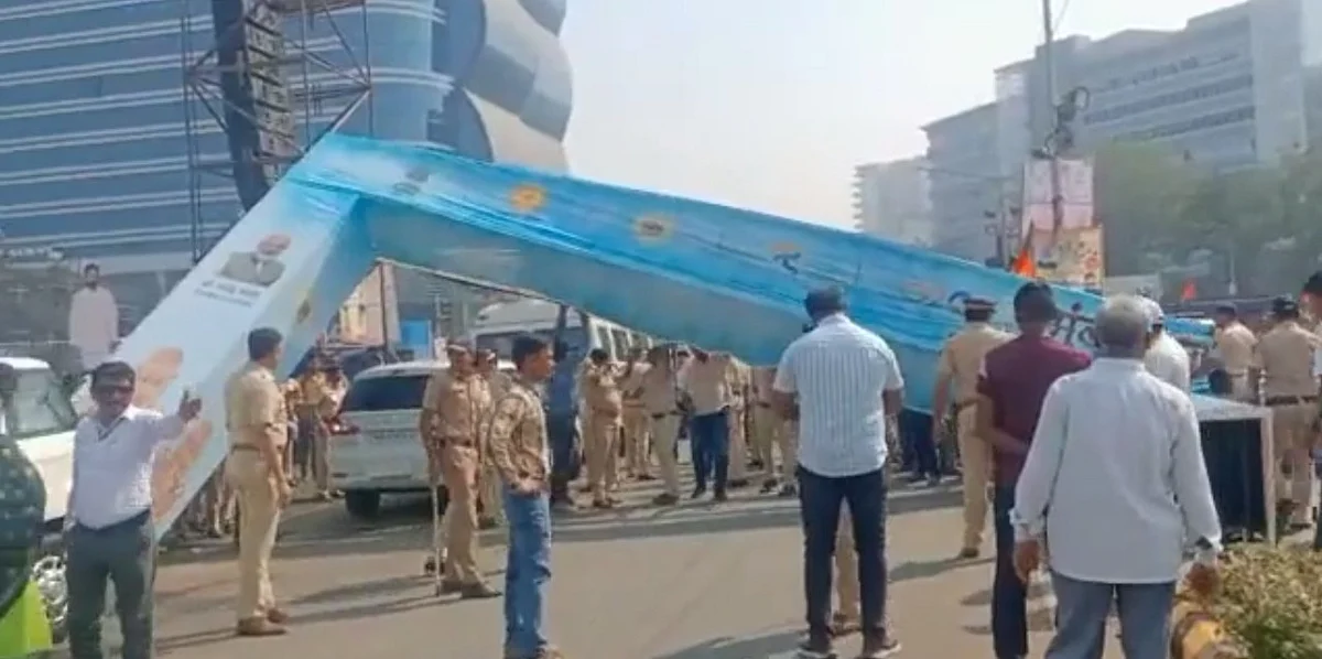 पंतप्रधान मोदी मुंबईत येण्यापूर्वीच बीकेसीत लावलेली स्वागत कमान कोसळली