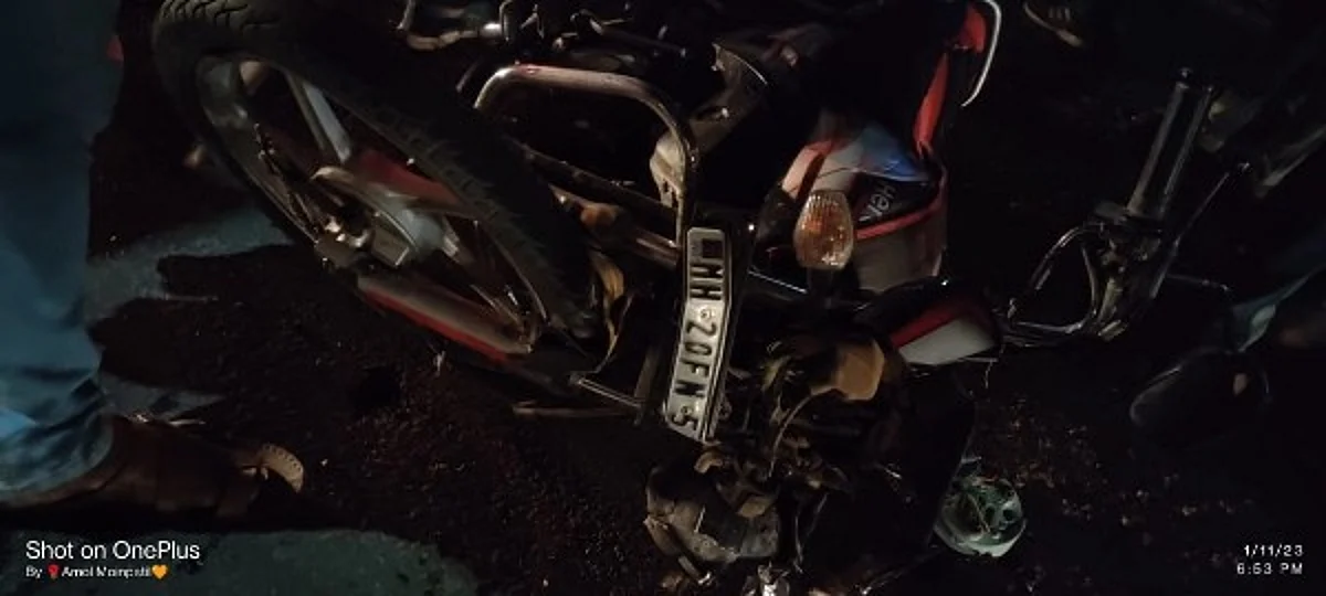 दुचाकी व ट्रॅक्टरच्या भिषण अपघातात एक ठार तर दोघे जखमी