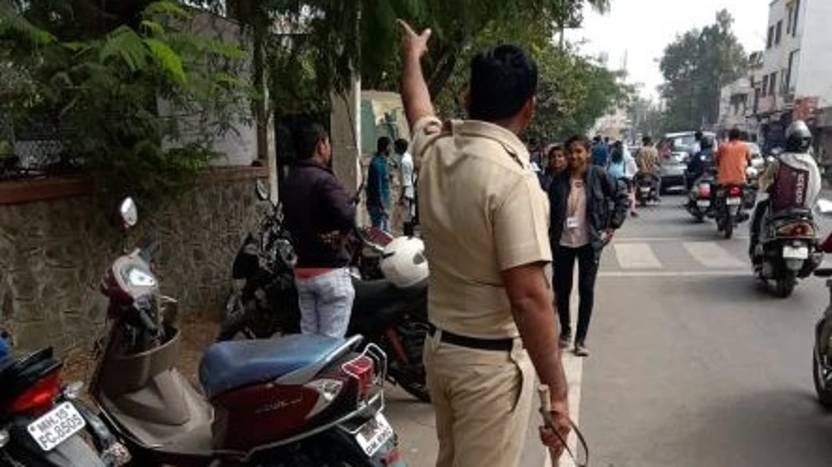 शाळा, महाविद्यालय परिसरात पोलिसांची गस्त; टवाळखोरांचे धाबे दणाणले