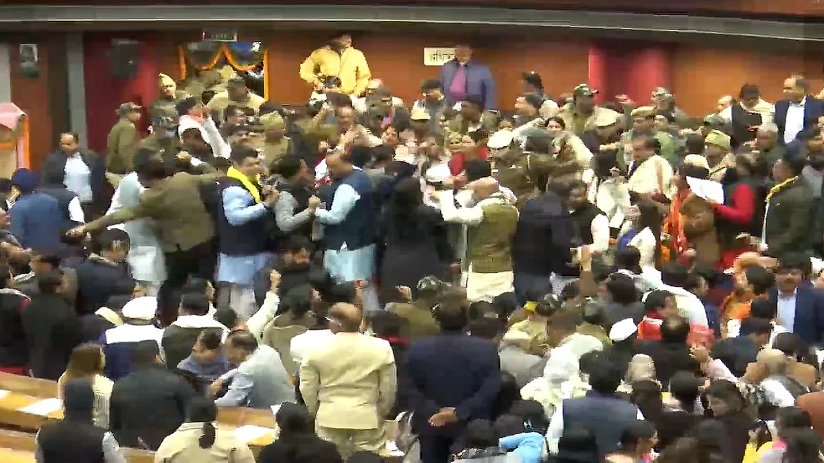महापालिकेत जोरदार राडा; आप आणि भाजपचे नगरसेवक भिडले, पाहा VIDEO