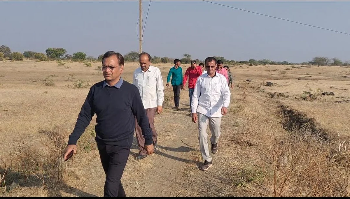 काय सांगता? 18 लाखांचा 'चोरी'स गेलेला रस्ता शोधण्यासाठी कार्यकारी अभियंत्यांचे पथक जंगलात